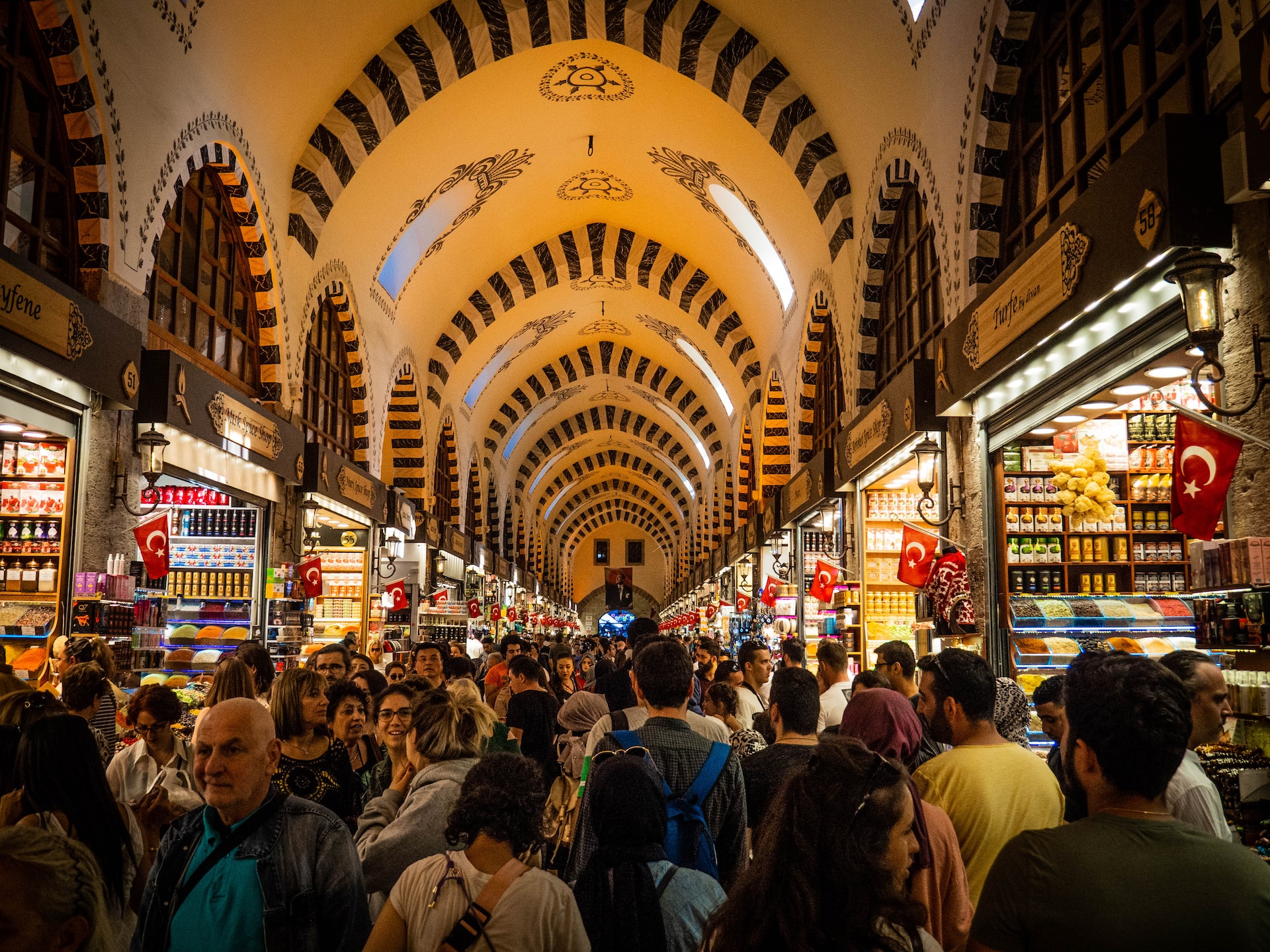 Turkey Shopping Guide: Grand Bazaar Crowded