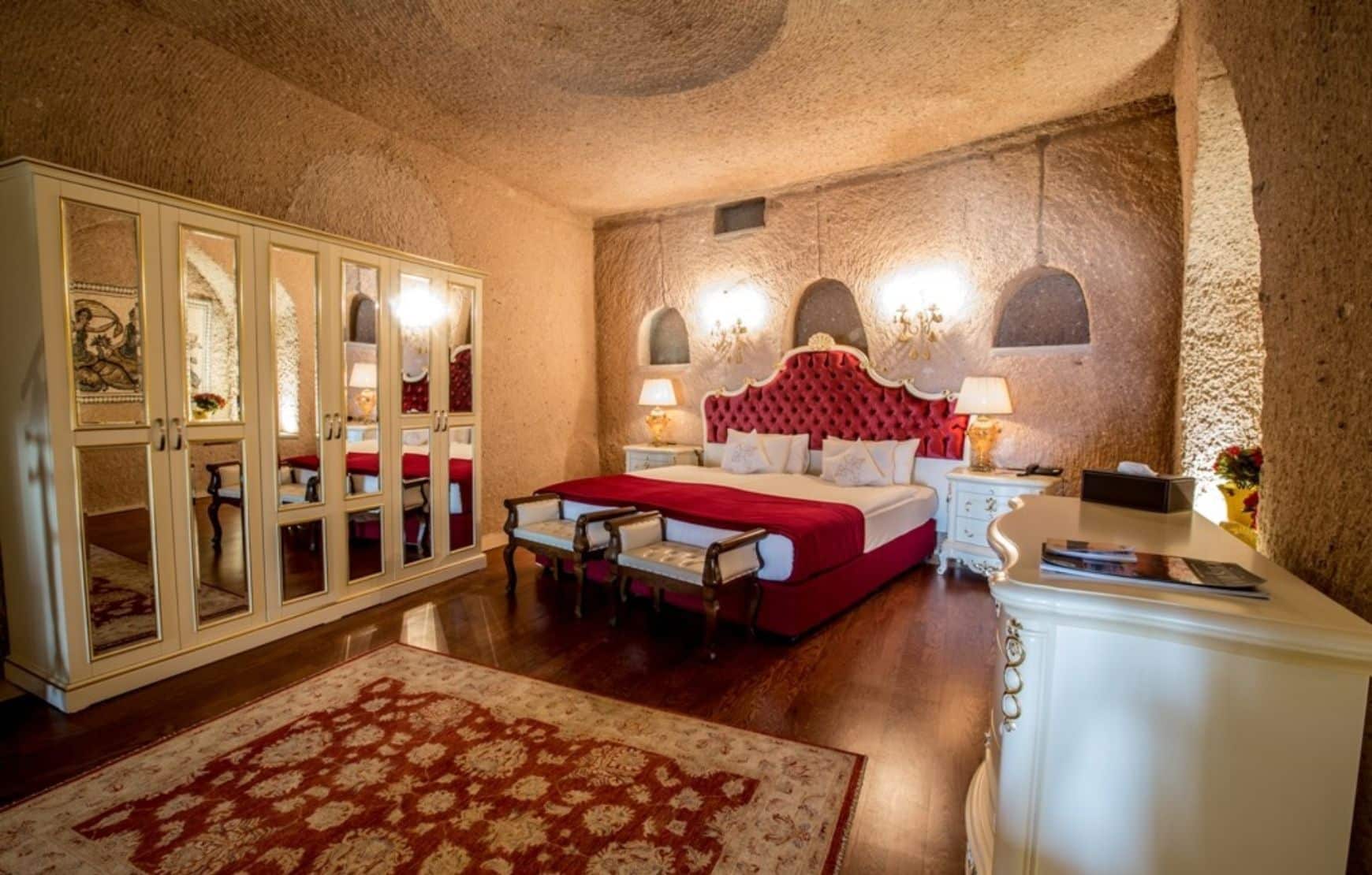 king bed at Padishah room at Cappadocia Cave Resort