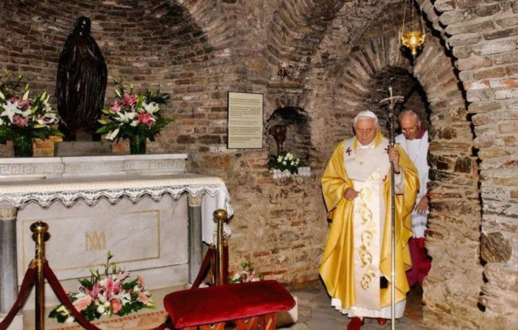 Pope visits House of Virgin Mary, Turkey